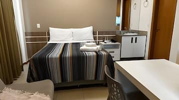 Apartment | In-room safe, desk, blackout drapes, iron/ironing board