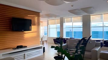 Apartment | Living area | 40-inch TV with cable channels