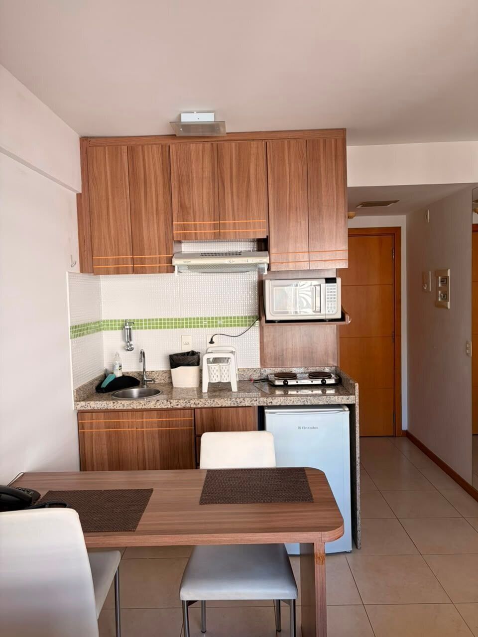 Apartamento básico | Cocina privada | Cafetera o tetera, frigorífico grande, microondas y utensilios de cocina