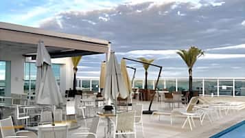 Estúdio empresarial, 1 cama de casal e sofá-cama, para não fumantes, vista para a cidade | Piscina | Piscina externa