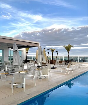 Estúdio empresarial, 1 cama de casal e sofá-cama, para não fumantes, vista para a cidade | Piscina | Piscina externa