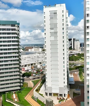 A modern high-rise building with a central courtyard, surrounded by other residential buildings. - Saint Moritz  no coração de Brasília (Brasília)