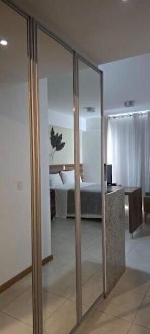 In-room safe, desk, blackout drapes, iron/ironing board - Saint Moritz  no coração de Brasília (Brasília)