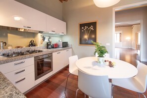 Kühlschrank, Mikrowelle, Ofen, Geschirrspüler