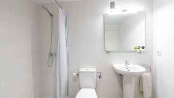 Huoneisto, 2 makuuhuonetta, parveke | Kylpyhuone | Suihku, ilmaiset hygieniatuotteet, hiustenkuivaaja, pyyhkeet