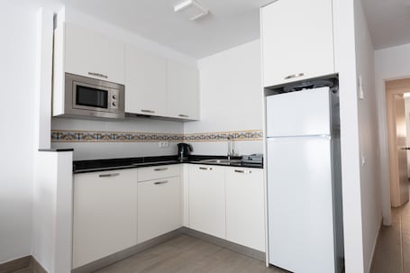 Tabla de planchar con plancha y ropa de cama