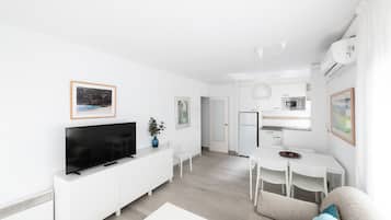 Departamento, 1 habitación, balcón | Tabla de planchar con plancha y ropa de cama