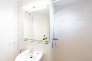 Apartamento, 1 habitación, balcón | Tabla de planchar con plancha y ropa de cama