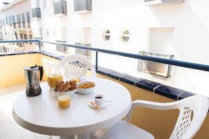 Tabla de planchar con plancha y ropa de cama 