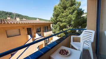 Appartement, 1 slaapkamer, balkon | Een strijkplank/strijkijzer, beddengoed