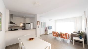 Huoneisto, 2 makuuhuonetta, parveke | Silitysrauta/-lauta, vuodevaatteet