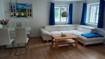 Smart-TV, Kamin, Bücher, Stereoanlage