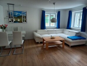 Smart-TV, Kamin, Bücher, Stereoanlage