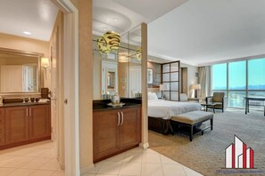 Safe på rommet, skrivebord, strykejern/-brett og wi-fi (inkludert)