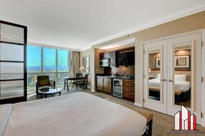 Värdeförvaringsskåp på rummet, skrivbord och strykjärn/strykbräda