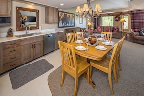 Dining - Lone Peak Vista-Big Sky Shoshone Ski In/Ski Out condo-Steps to Explorer Gondola (Big Sky)
