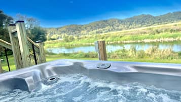 Bañera de hidromasaje al aire libre