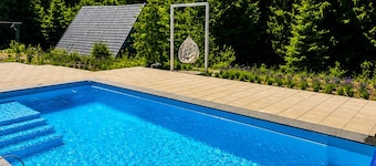 Pine Hill 1 with private Jacuzzi and heated pool during summer