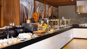 Desayuno buffet (USD 8 por persona)
