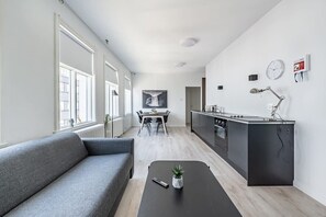 TV, offices - Ingolfsstræti 2 Bedroom Apt. Downtown Reykjavik (Reykjavík)