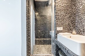 Douche, sèche-cheveux, serviettes fournies