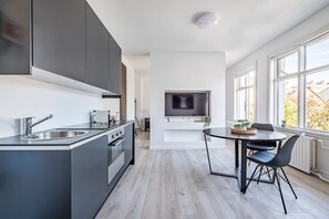 Ovn, kokeplater, kaffetrakter/tekoker og høy barnestol