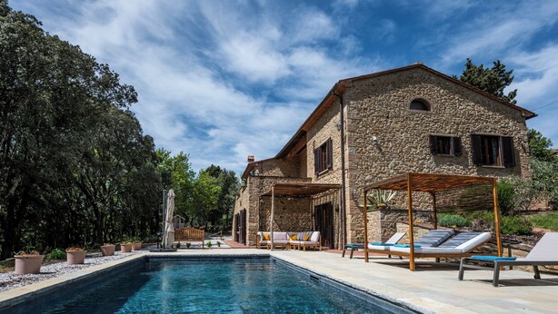A stone building with a swimming pool, outdoor seating, and a pergola. - Romantic Villa with private pool - Il Pollaio (Volterra)