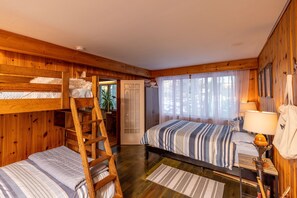 3 makuuhuonetta, työpöytä, ilmainen Wi-Fi, vuodevaatteet