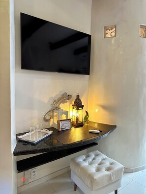 Romantisches Zimmer, Poolblick | Zimmersafe, kostenloses WLAN, Bettwäsche