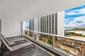 Property grounds - Bayviews & Balcony | Elevated Amenities | StayCozy (Miami)