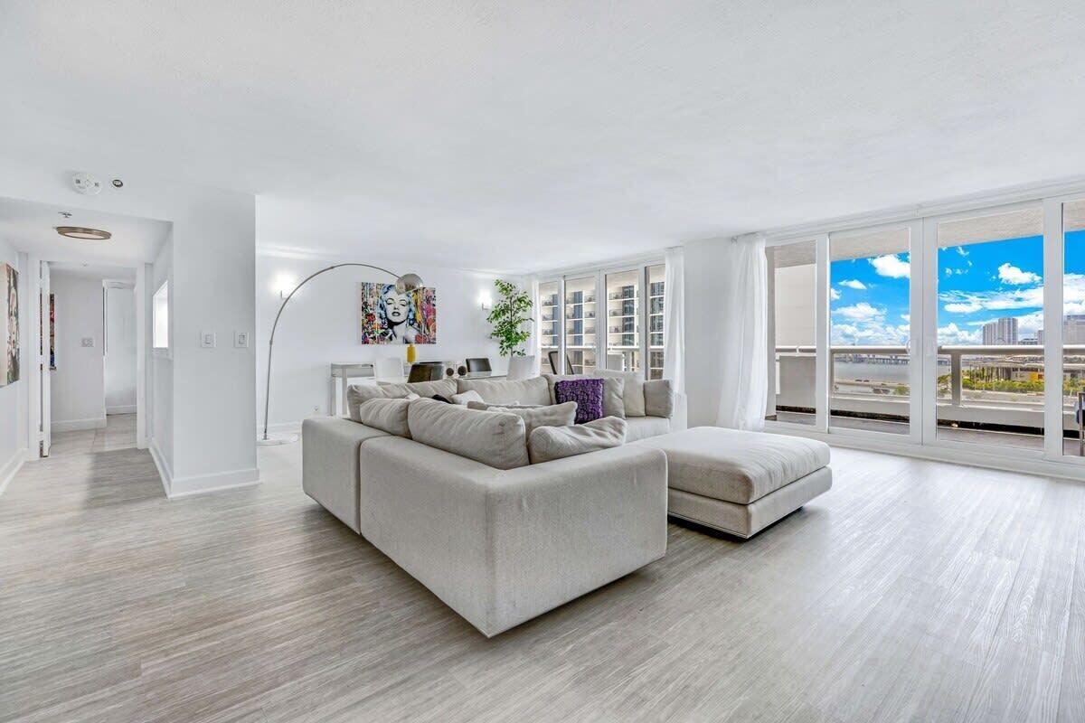 Una televisión, una oficina