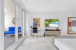 2 bedrooms, desk, iron/ironing board, WiFi - Bayviews & Balcony | Elevated Amenities | StayCozy (Miami)