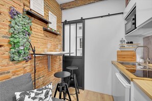 KylskÄp, mikrovÄgsugn och kaffe- och tebryggare