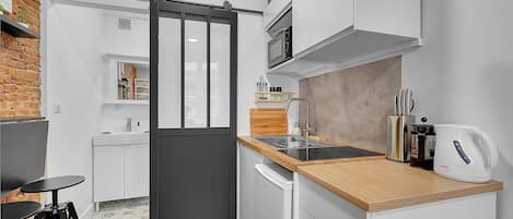 冷蔵庫、電子レンジ、コーヒー / ティーメーカー