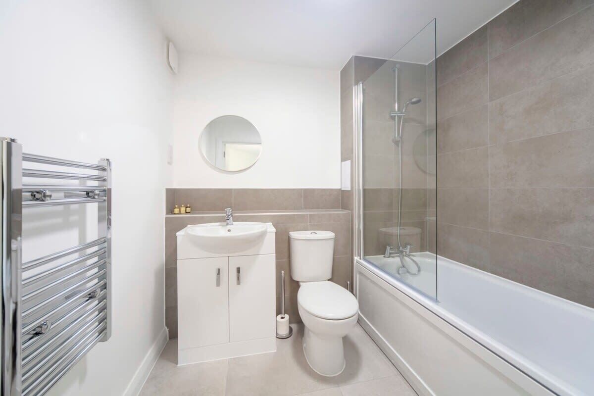 Shower, hair dryer, towels, shampoo