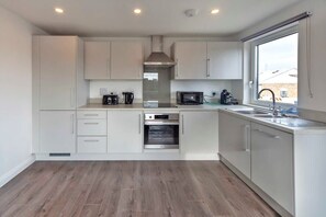 Fridge, microwave, oven, stovetop - Ashford town centre | 1BR with fast WiFi & Balcony (Ashford)