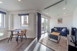 TV, offices - Ashford town centre | 1BR with fast WiFi & Balcony (Ashford)