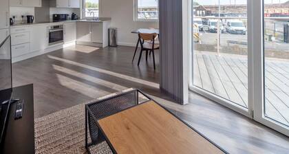 Ashford Town Centre - 1BR with fast WiFi & Balcony