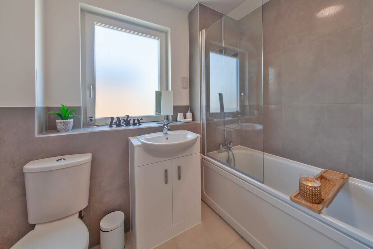 Shower, hair dryer, towels, shampoo
