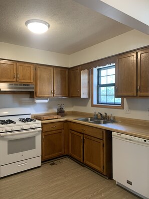 Fridge, microwave, oven, stovetop - Route 66!! (Mountain Home)
