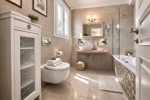 Combined shower/tub, jetted tub, hair dryer, towels
