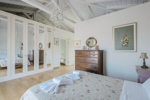 4 chambres, coffres-forts dans les chambres, bureau