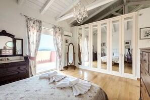 4 chambres, coffre-fort, bureau, fer et planche à repasser