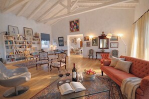 Smart TV, fireplace, DVD player, books - Villa Olea Corfu – Exclusive Villa with Infinity Pool & Panoramic Views (Γαστούρι)