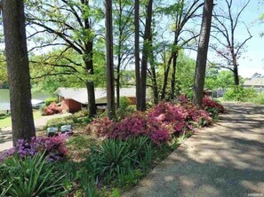 Property grounds - Lake Hamilton 3bed, 2 bath  house minutes from Central Ave. 28 nights min. stay! (Hot Springs)