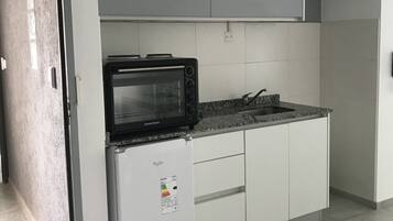 Réfrigérateur, four, bouilloire électrique