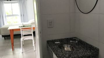 Douche, serviettes fournies, papier toilette