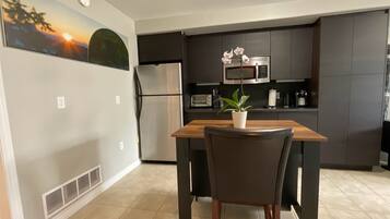 Réfrigérateur, micro-ondes, plaque de cuisson, cafetière/bouilloire