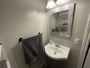 Een douche, een haardroger, handdoeken, zeep