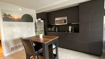 Réfrigérateur, micro-ondes, plaque de cuisson, cafetière/bouilloire